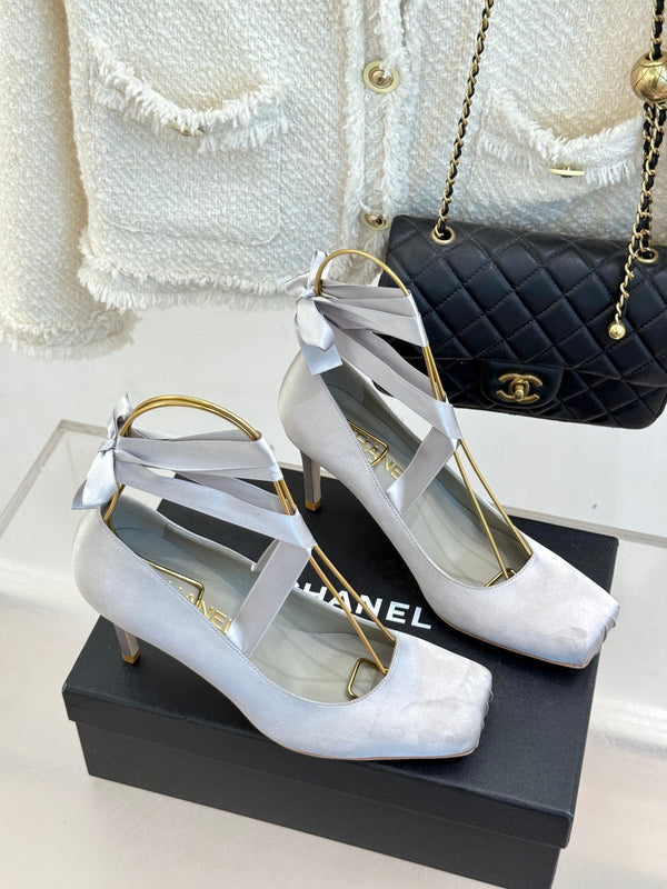 Chanel 26C Ballerines à Talons Hauts Gris Clair en Soie 616005