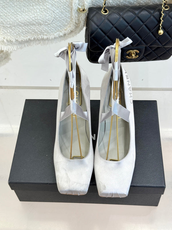Chanel 26C Ballerines à Talons Hauts Gris Clair en Soie 616005