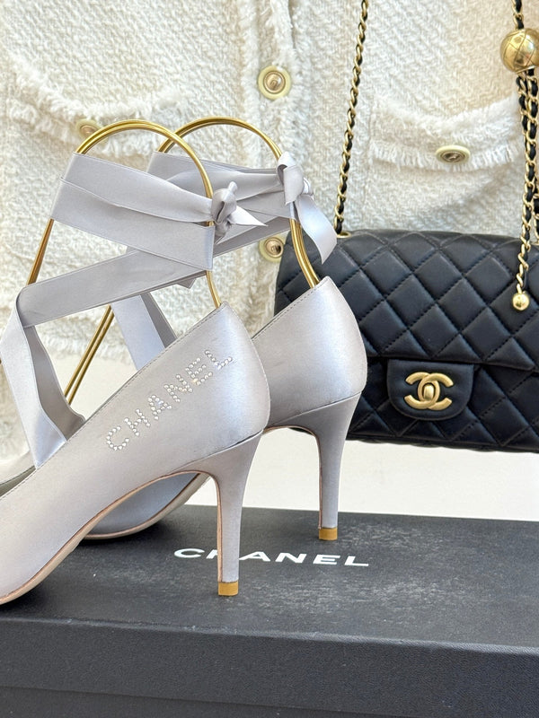 Chanel 26C Ballerines à Talons Hauts Gris Clair en Soie 616005