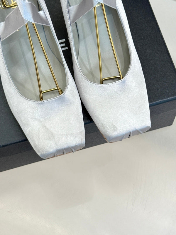 Chanel 26C Ballerines à Talons Hauts Gris Clair en Soie 616005