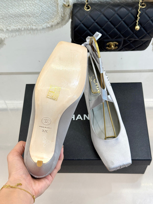 Chanel 26C Ballerines à Talons Hauts Gris Clair en Soie 616005
