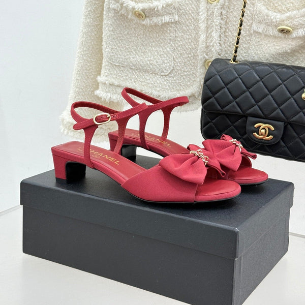 Sandales Chanel 26C à talon carré avec nœud chaîne, rouges, en cuir de vachette 615987
