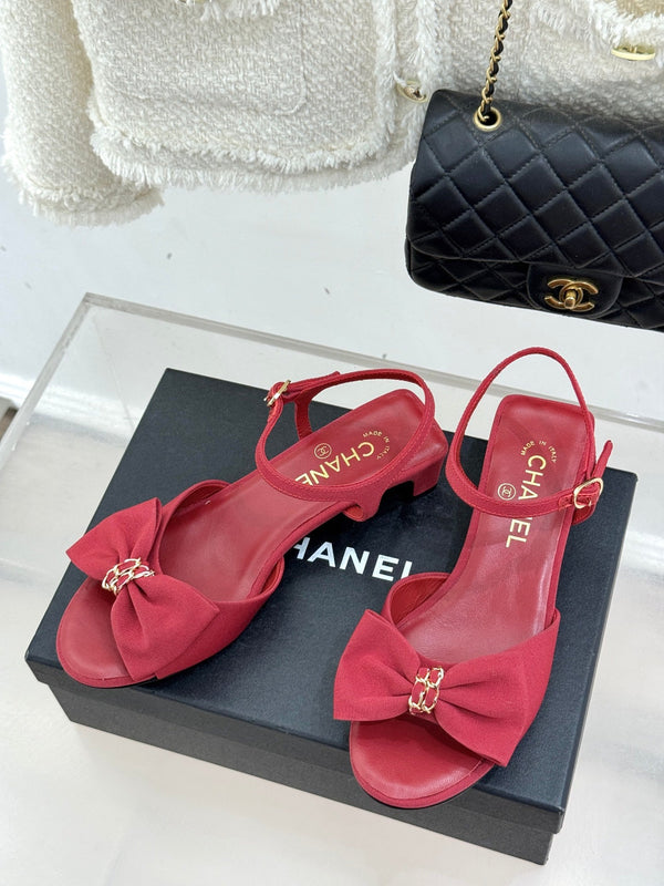 Sandales Chanel 26C à talon carré avec nœud chaîne, rouges, en cuir de vachette 615987
