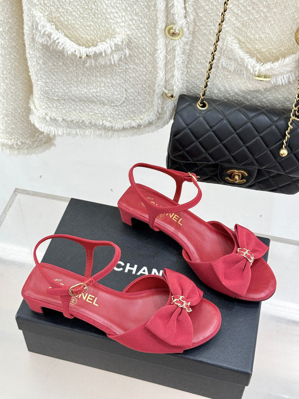 Sandales Chanel 26C à talon carré avec nœud chaîne, rouges, en cuir de vachette 615987