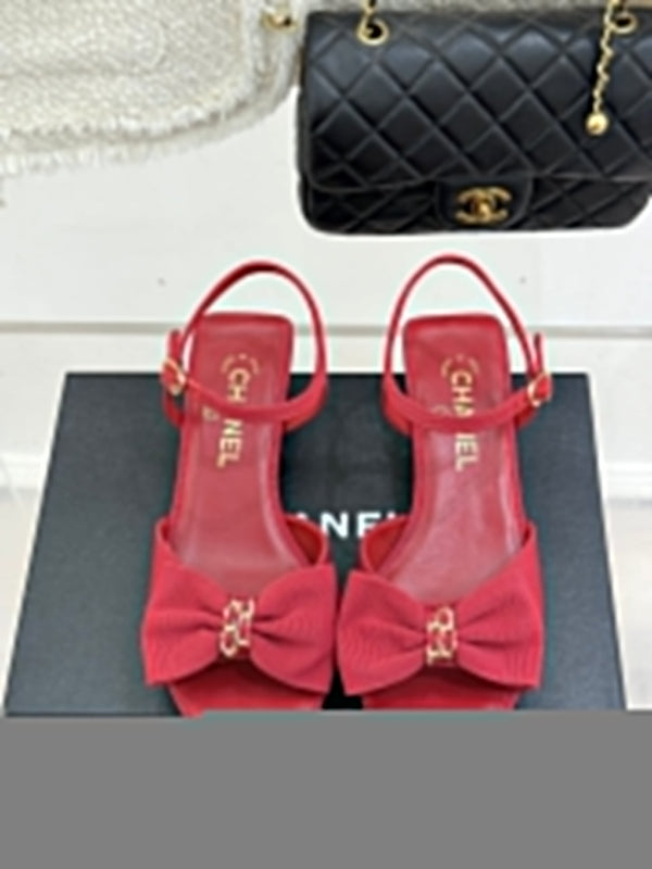 Sandales Chanel 26C à talon carré avec nœud chaîne, rouges, en cuir de vachette 615987