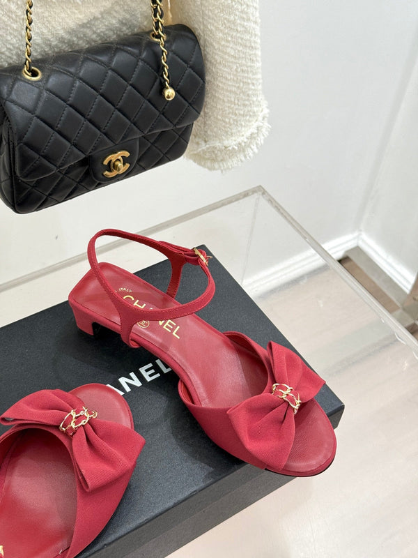 Sandales Chanel 26C à talon carré avec nœud chaîne, rouges, en cuir de vachette 615987