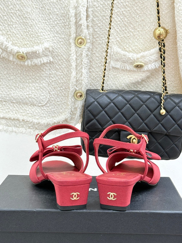Sandales Chanel 26C à talon carré avec nœud chaîne, rouges, en cuir de vachette 615987