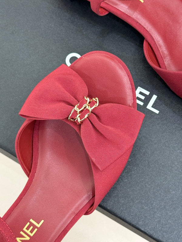 Sandales Chanel 26C à talon carré avec nœud chaîne, rouges, en cuir de vachette 615987