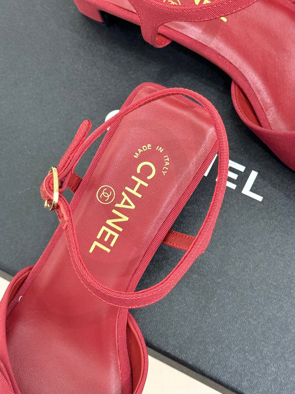 Sandales Chanel 26C à talon carré avec nœud chaîne, rouges, en cuir de vachette 615987