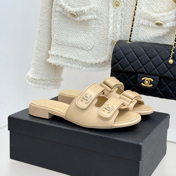 Chanel 26C Sac à dos Double C Boucle Velcro Claquettes Beige en Cuir d'Agneau 615794
