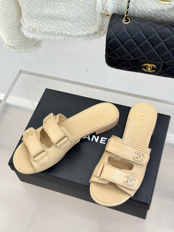 Chanel 26C Sac à dos Double C Boucle Velcro Claquettes Beige en Cuir d'Agneau 615794