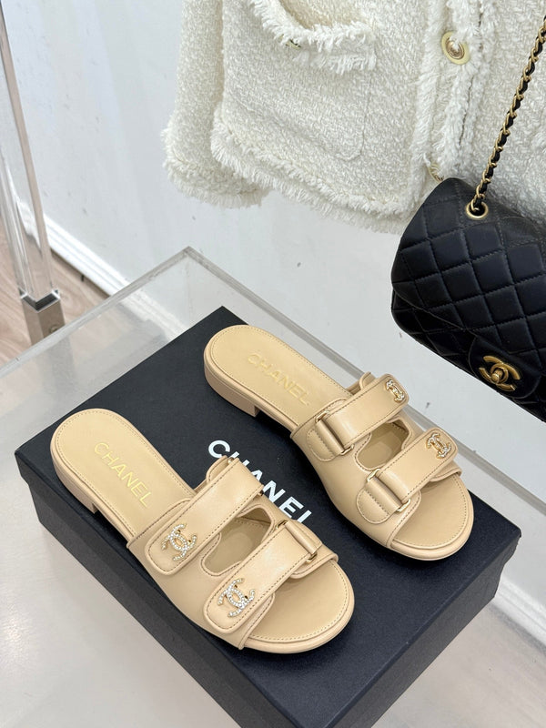 Chanel 26C Sac à dos Double C Boucle Velcro Claquettes Beige en Cuir d'Agneau 615794