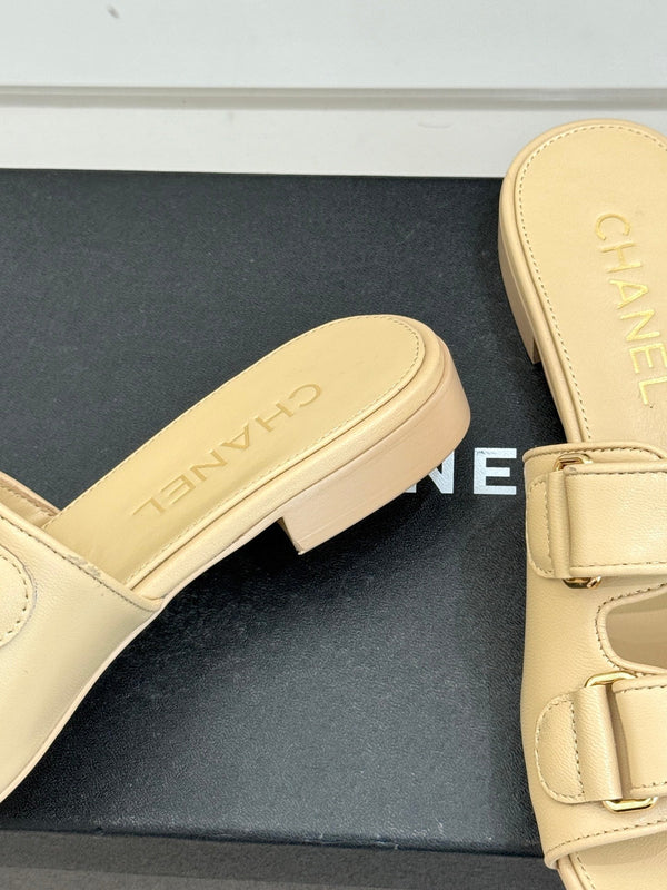 Chanel 26C Sac à dos Double C Boucle Velcro Claquettes Beige en Cuir d'Agneau 615794