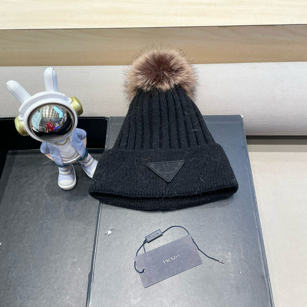 Bonnet noir tricoté Prada doublé polaire avec pompon en vraie fourrure de renard 125676