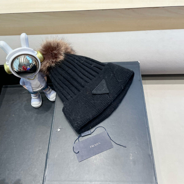 Bonnet noir tricoté Prada doublé polaire avec pompon en vraie fourrure de renard 125676
