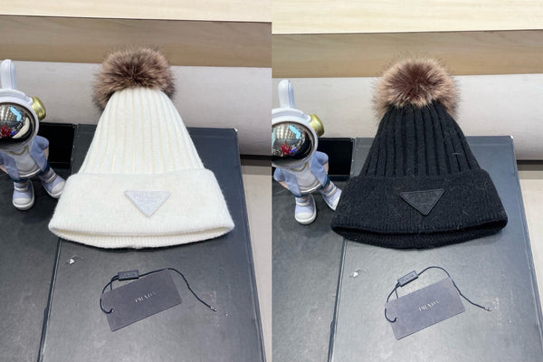 Bonnet noir tricoté Prada doublé polaire avec pompon en vraie fourrure de renard 125676