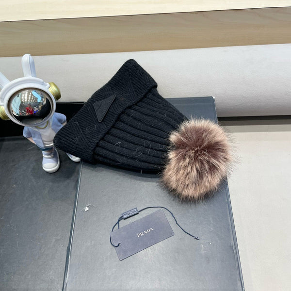 Bonnet noir tricoté Prada doublé polaire avec pompon en vraie fourrure de renard 125676