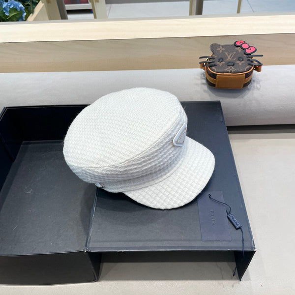 Prada Élégant Chapeau en Laine Tricotée Blanche 125658