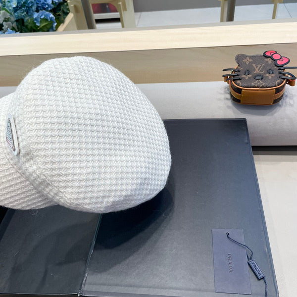 Prada Élégant Chapeau en Laine Tricotée Blanche 125658