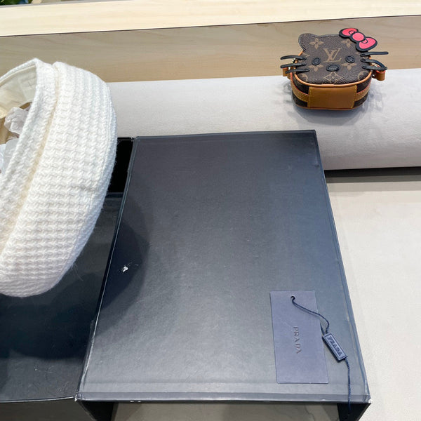 Prada Élégant Chapeau en Laine Tricotée Blanche 125658