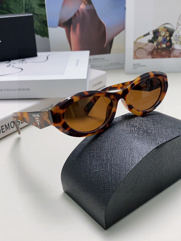 Lunettes de soleil Prada 18