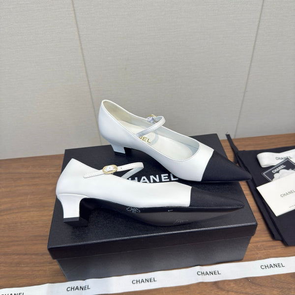 Chanel 26 Pointed-Toe Low Heel 25 Mary Janes White Black in Cowhide Fabric 632187