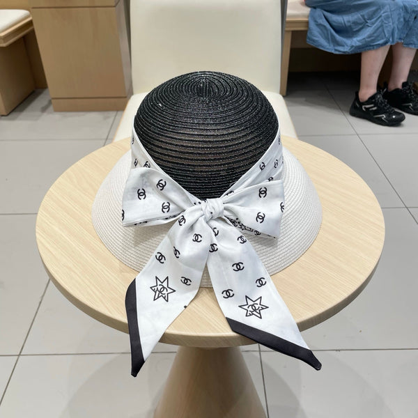 Chapeau Chanel en paille blanche et noire avec un ruban en soie blanche 192276