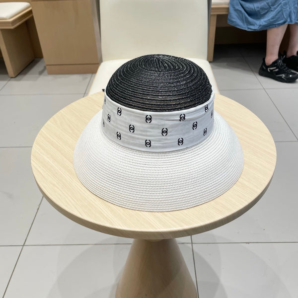 Chapeau Chanel en paille blanche et noire avec un ruban en soie blanche 192276