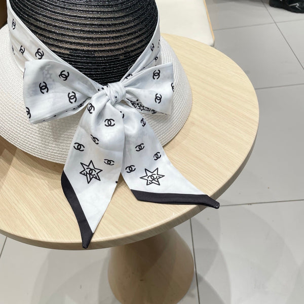 Chapeau Chanel en paille blanche et noire avec un ruban en soie blanche 192276