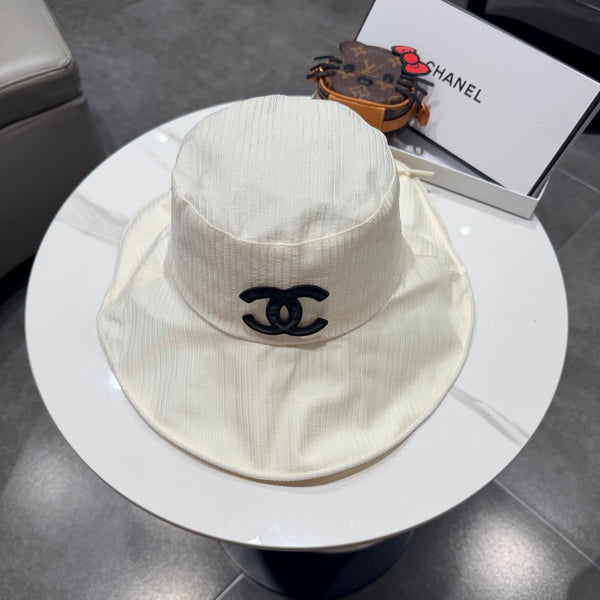 Bob Chanel à large bord blanc en tissu 192258