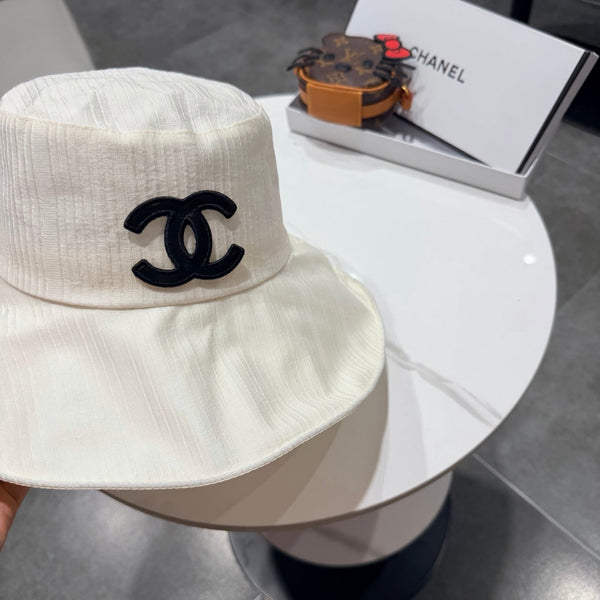 Bob Chanel à large bord blanc en tissu 192258