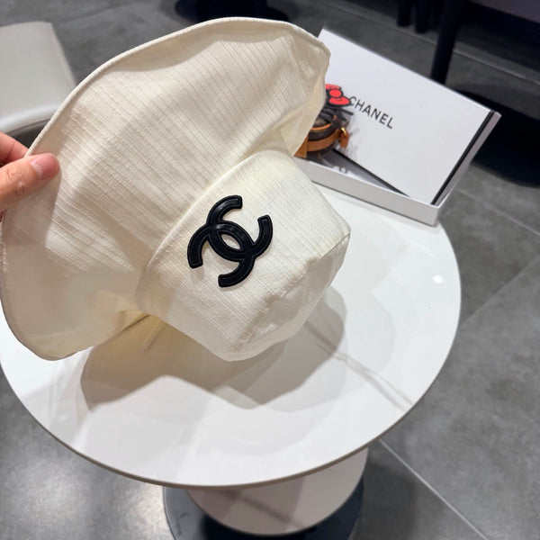 Bob Chanel à large bord blanc en tissu 192258