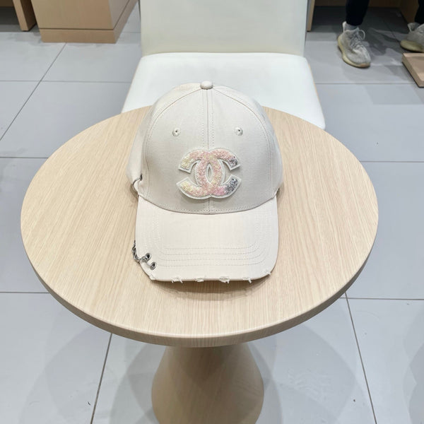 Casquette de baseball Chanel avec chaîne beige en tissu 192200