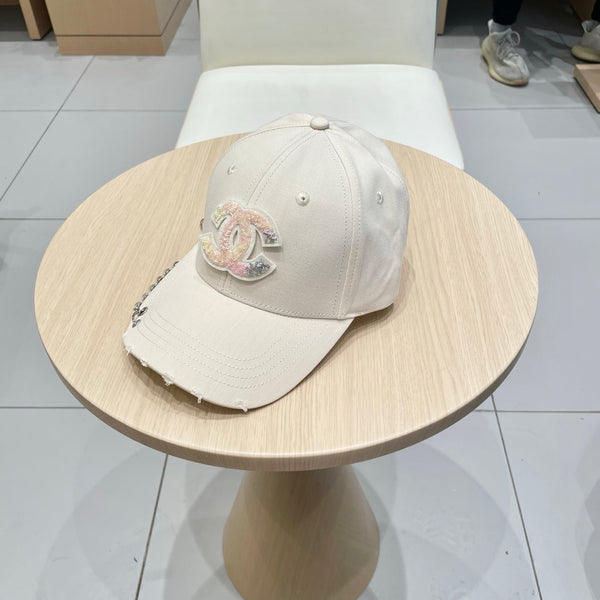 Casquette de baseball Chanel avec chaîne beige en tissu 192200