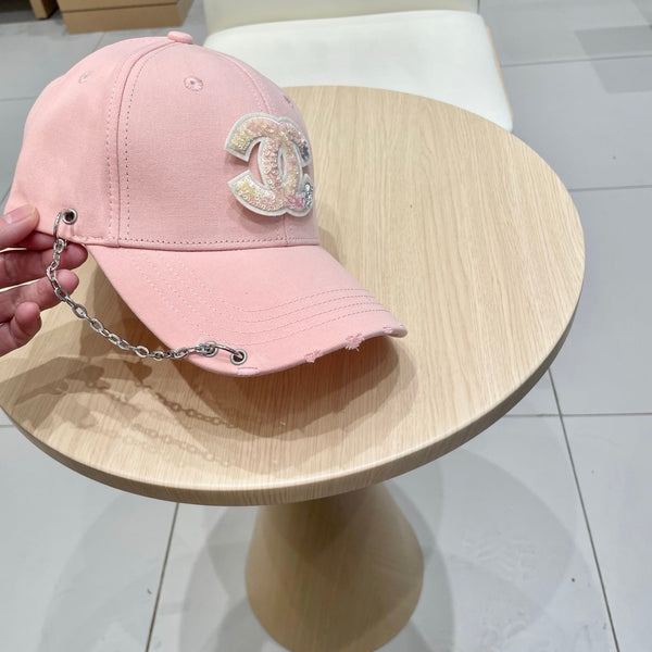 Casquette Chanel en tissu rose avec chaîne 192197