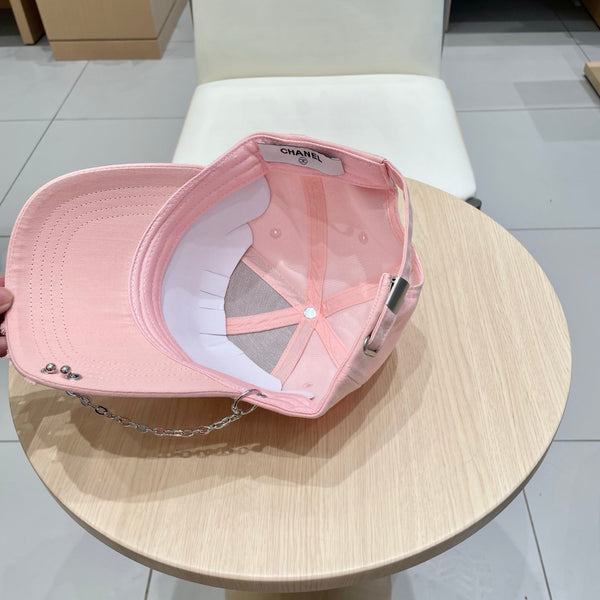 Casquette Chanel en tissu rose avec chaîne 192197