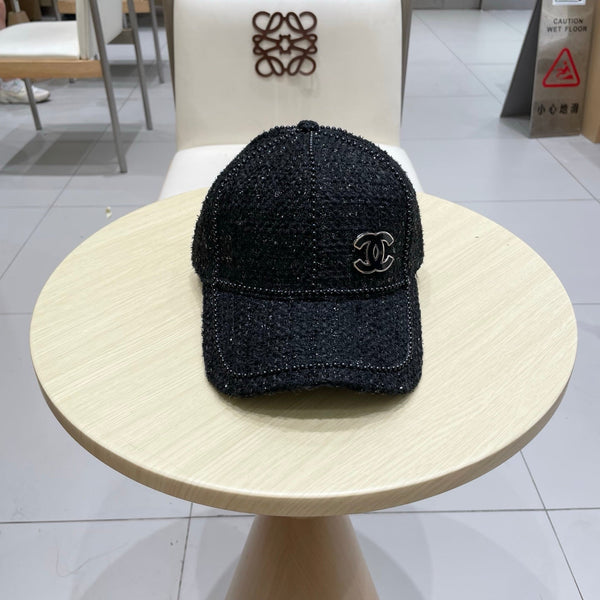 Casquette Chanel en Tissu Noir avec Perles Lourdes 192120