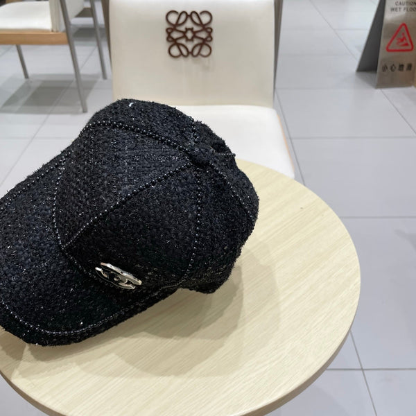 Casquette Chanel en Tissu Noir avec Perles Lourdes 192120