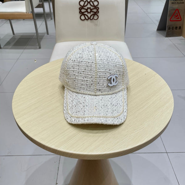 Casquette de baseball Chanel en toile blanc cassé ornée de perles 192119