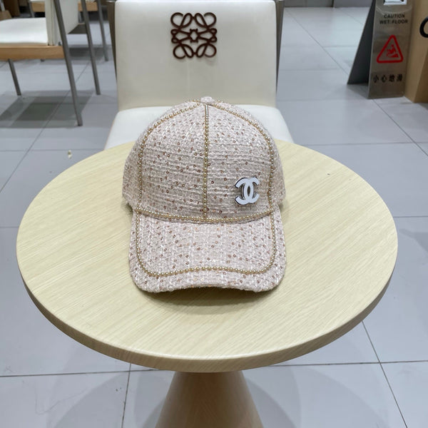 Casquette de baseball Chanel en tissu rose clair à grosses perles 192118
