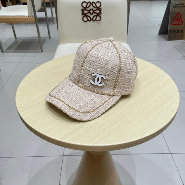 Casquette de baseball Chanel en tissu rose clair à grosses perles 192118