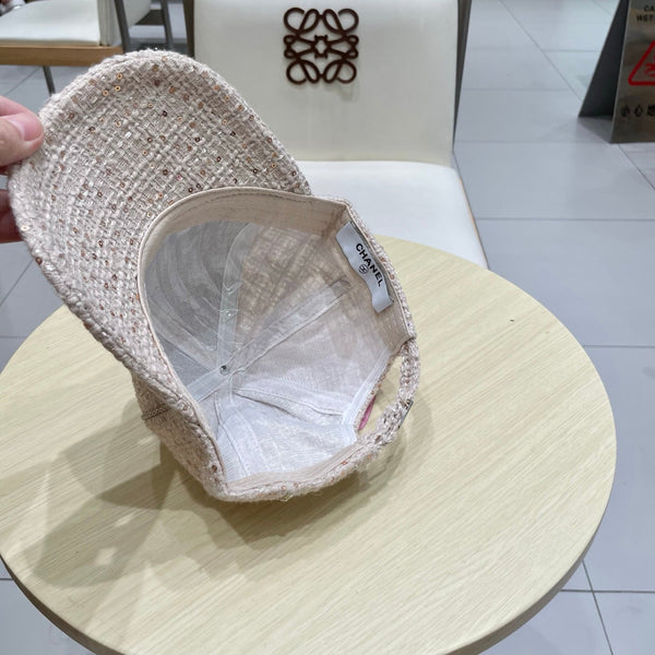 Casquette de baseball Chanel en tissu rose clair à grosses perles 192118
