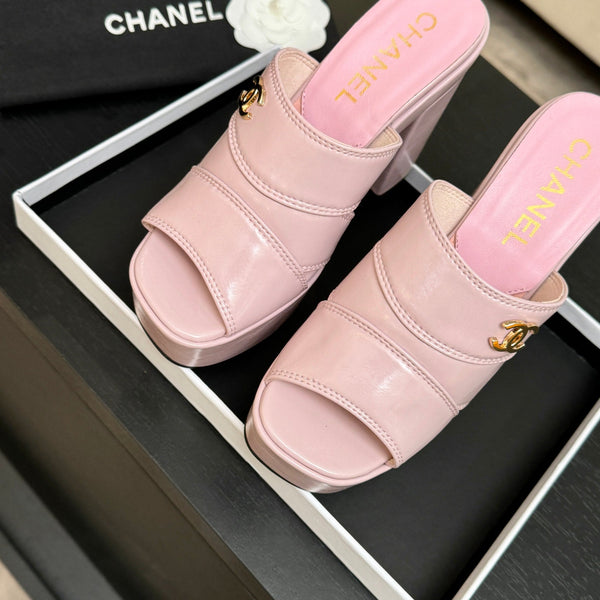Sandales Chanel 2026 de défilé à plateforme et talons hauts de 12,5 cm roses en cuir de vachette 673057