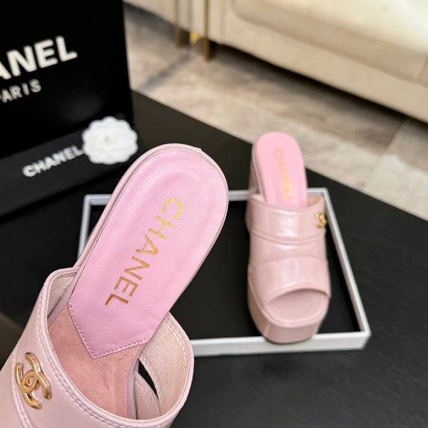 Sandales Chanel 2026 de défilé à plateforme et talons hauts de 12,5 cm roses en cuir de vachette 673057