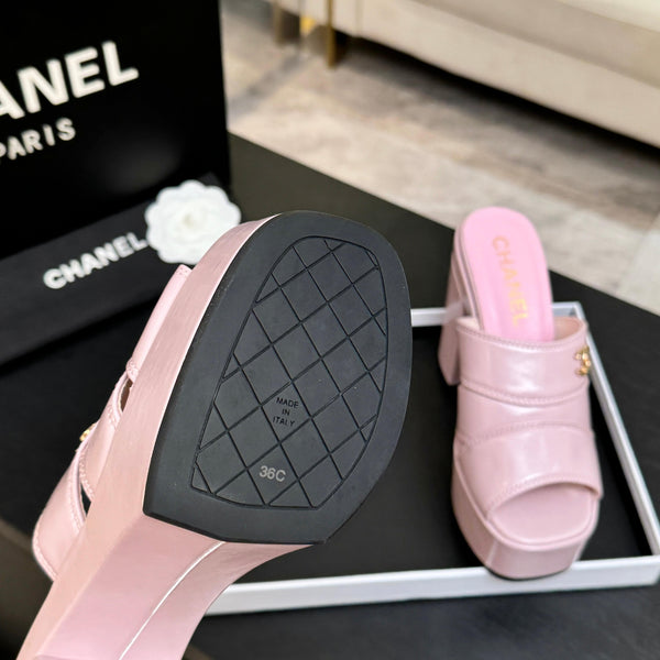 Sandales Chanel 2026 de défilé à plateforme et talons hauts de 12,5 cm roses en cuir de vachette 673057