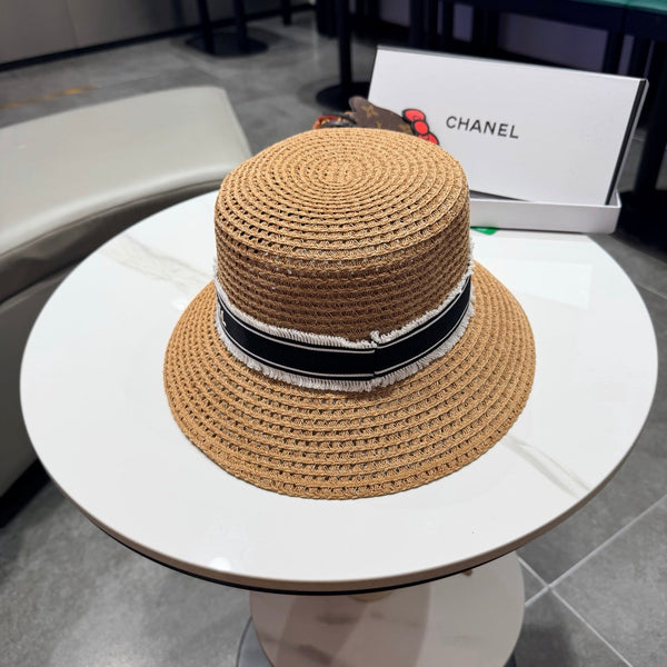 Chanel Élégant Chapeau Camel Noir en Paille 197761