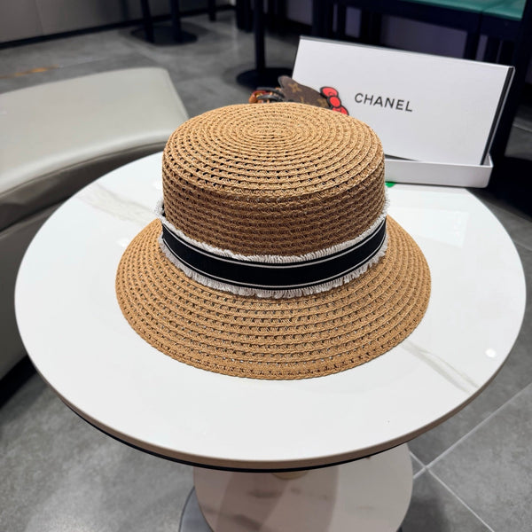 Chanel Élégant Chapeau Camel Noir en Paille 197761