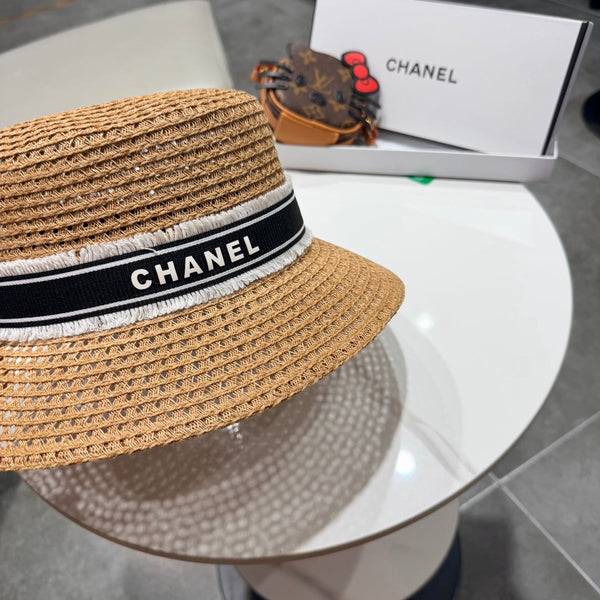 Chanel Élégant Chapeau Camel Noir en Paille 197761