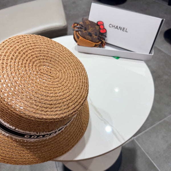 Chanel Élégant Chapeau Camel Noir en Paille 197761