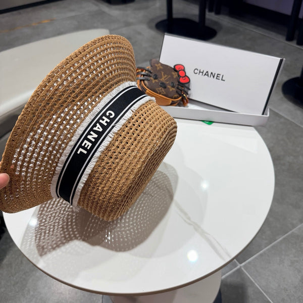 Chanel Élégant Chapeau Camel Noir en Paille 197761